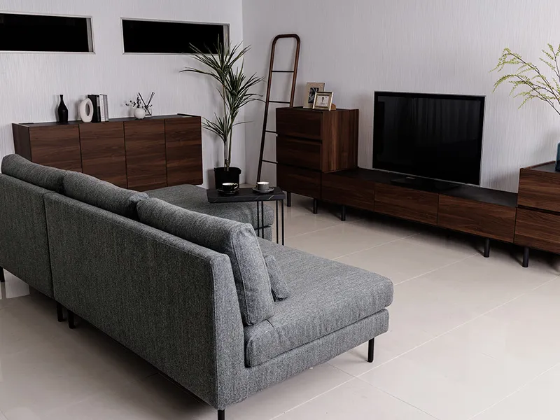 ソファとテレビ台の間：約180〜250cm