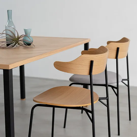 モダン 木製チェア ブラック 格子背もたれ 北欧風 スタイリッシュ