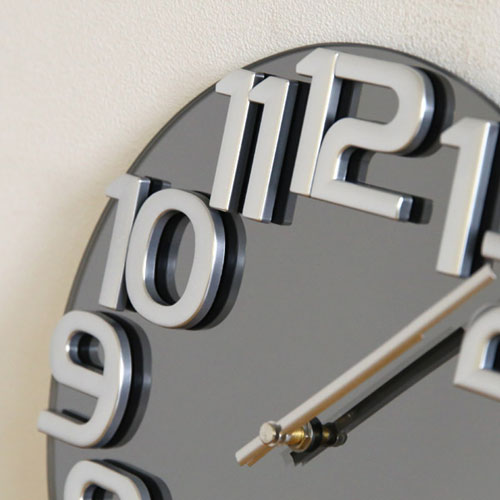 文字盤は鏡そのもので出来た個性あふれるデザインGeorge Nelson(ジョージ・ネルソン)のMirror Clock(ミラークロック)