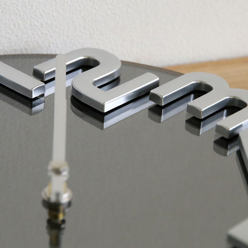 文字盤は鏡そのもので出来た個性あふれるデザインGeorge Nelson(ジョージ・ネルソン)のMirror Clock(ミラークロック)