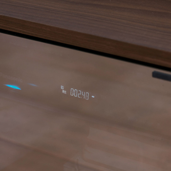 モダンなリビングルームをイメージしたテレビボードEdith(エディス)のハーフミラーガラス