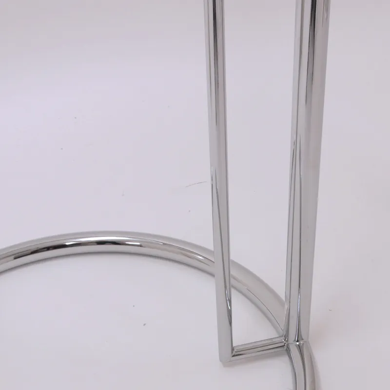 シンプルでスタイリッシュなガラスサイドテーブル「Eileen Gray(アイリーン・グレイ)」の脚素材