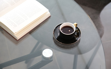 シンプルモダンでスタイリッシュなガラス円テーブルgeo(ジオ)のイメージ