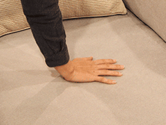 スタイリッシュなデザインが魅力のモダンカウチソファーTAPIS(タピス)の手で押した時の様子