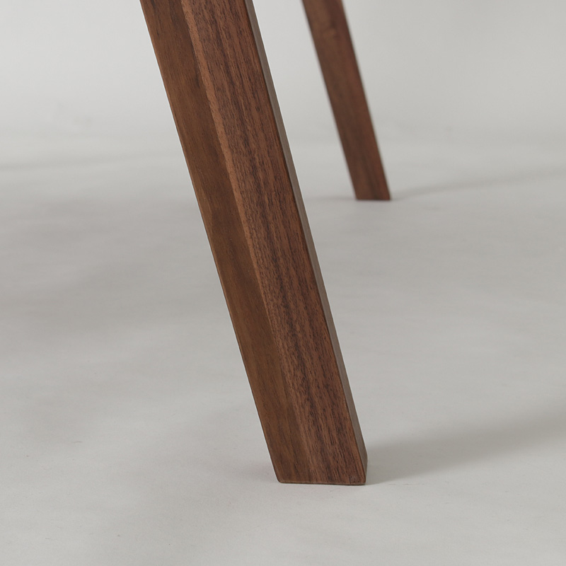 シンプルでエッジの効いたフォルムが特徴の北欧モダンダイニングテーブルSecco(セッコ)の華奢な脚デザイン