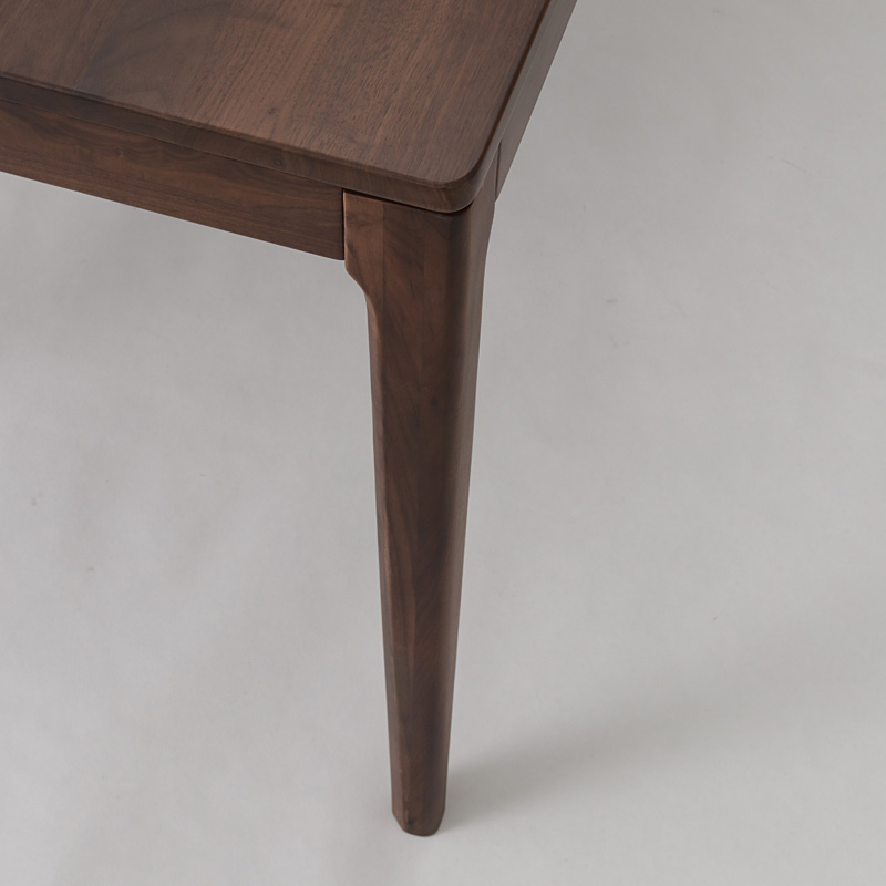 ウォールナット素材を活かしたシンプルデザインダイニングテーブルの脚デザイン