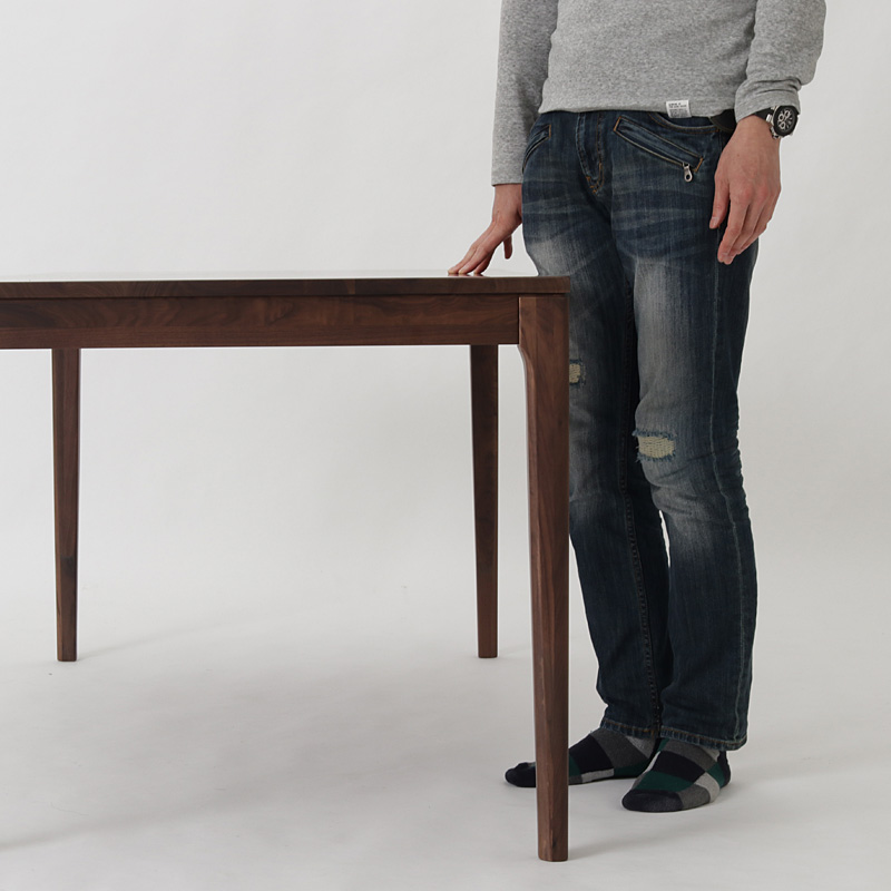 ウォールナット素材を活かしたシンプルデザインダイニングテーブルのイメージ
