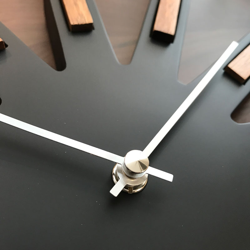 直線的なラインで構成されたシンプルなデザイン掛け時計「Sirio(シリオ)」