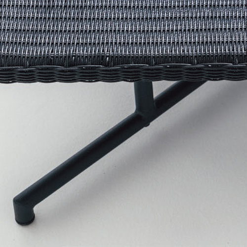 人工ラタンを使用したガーデン家具「PATIO PETITE」MAシリーズの脚素材