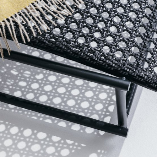 人工ラタンを使用したガーデン家具「PATIO PETITE」MAシリーズの脚素材