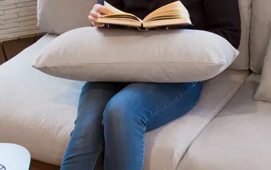 2.5人掛けのシンプルデザインな肘掛けなしローソファー「Lire」の座面クッションの様子
