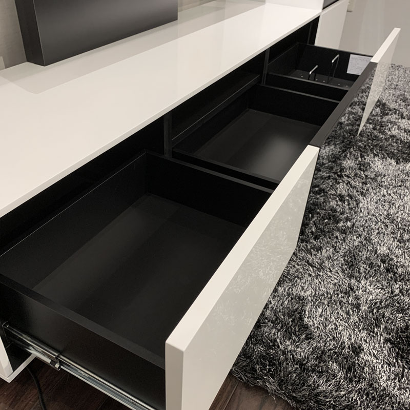 ハイグロスUV塗装を使用したシンプルでスタイリッシュなテレビボード「LUSTER(ラスター)」の収納