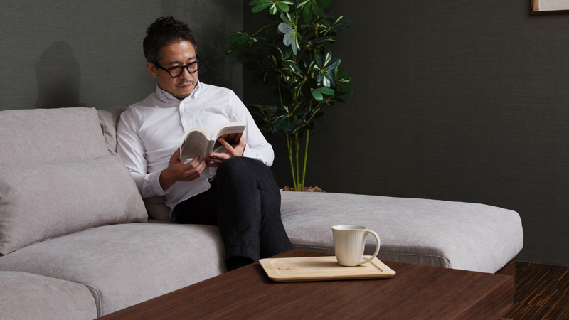 カウチソファーのシンプルデザインなローソファー「Lire(リール)」の座り心地イメージ