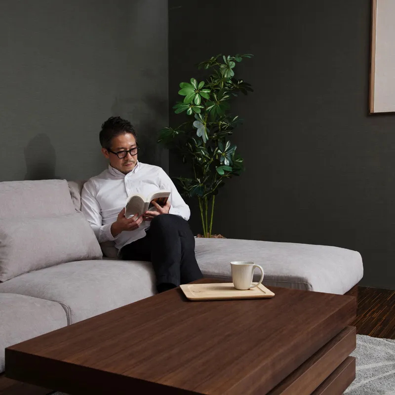 シンプルデザインな肘掛けなしカウチソファー「Lire(リール)」の座り心地