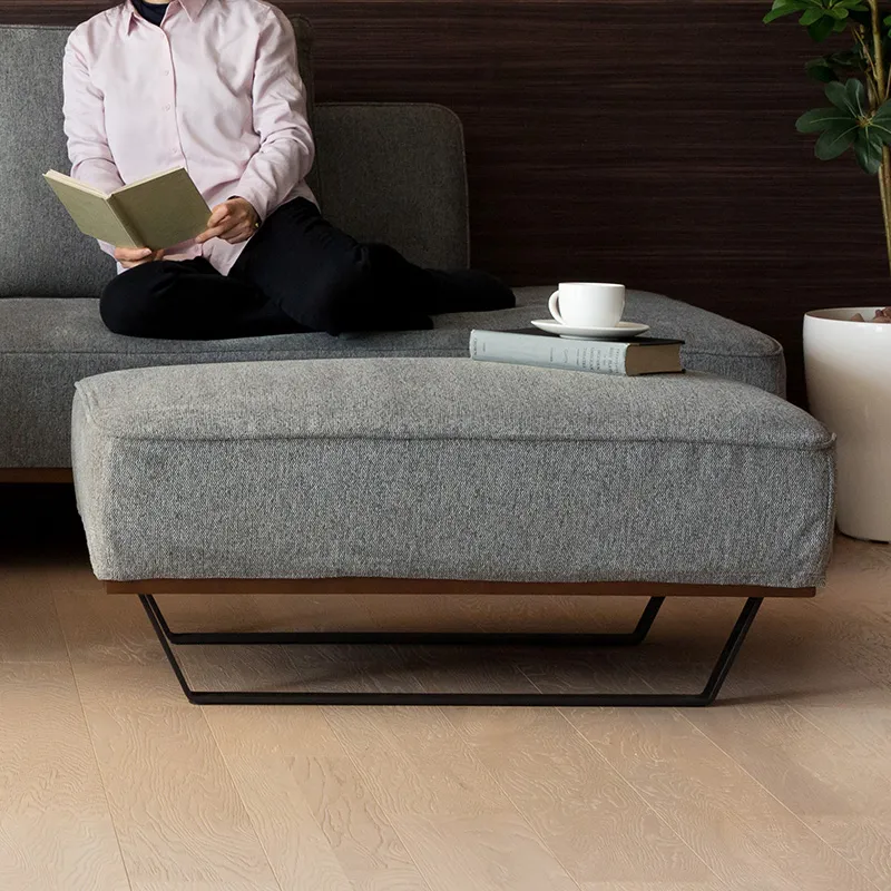 シンプルデザインなローソファー「Libero(リベロ)」専用スツールの座り心地