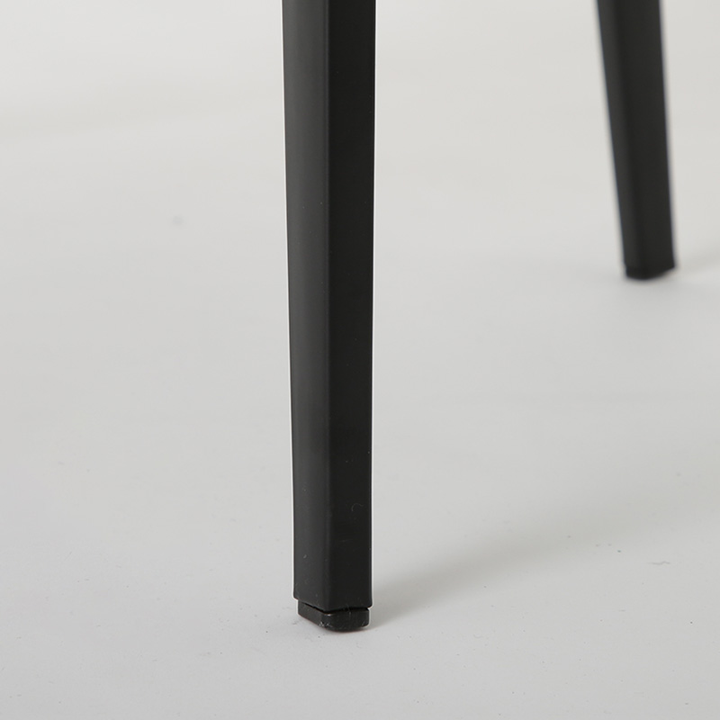 ベロア素材シェル型デザインダイニングチェアの脚素材