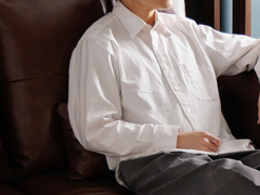 豊富な上質革から選べるモダンソファー「Edel（エデル）」の背面クッションの様子