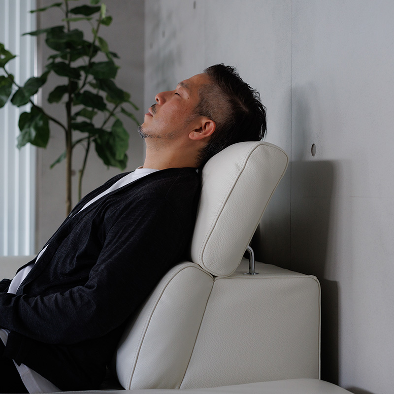 深みのある重厚感が存在感を放つ快適に過ごせる革製ソファー「BLISS（ブリス）」のヘッドレスト