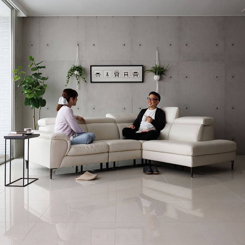 深みのある重厚感が存在感を放つ快適に過ごせる革製ソファー「BLISS（ブリス）」の座り心地