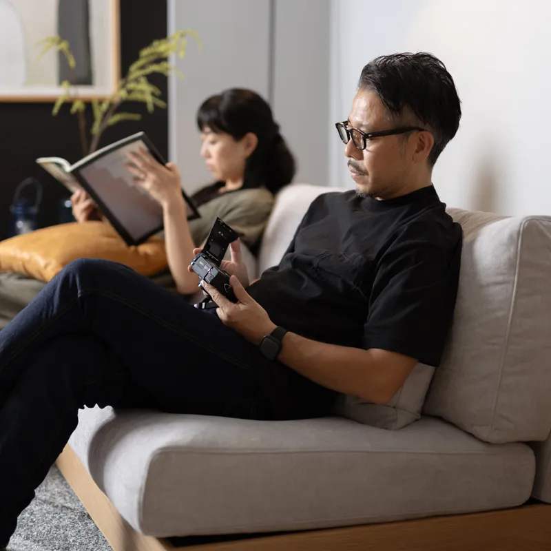 オークフレームで肘掛けなしの2.5人掛けローソファー「Lire(リール)」の座り心地