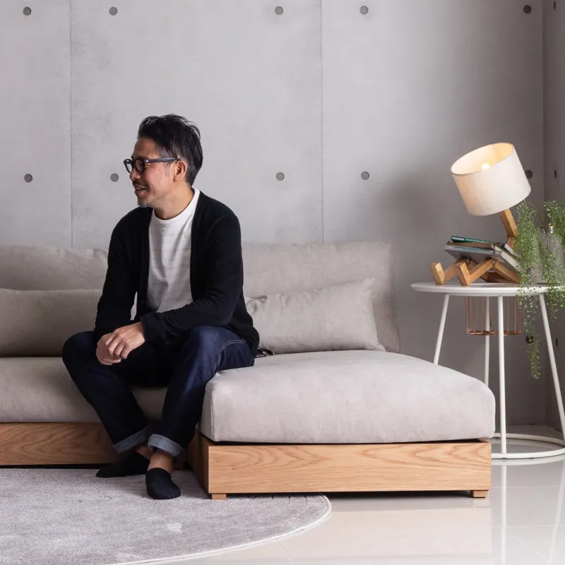 シンプルなローデザインの肘掛けなしシェーズロング「Lire（リール）」の座り心地