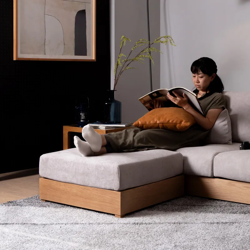 シンプルデザインなローソファー「Lire(リール)」専用のスツールの座り心地