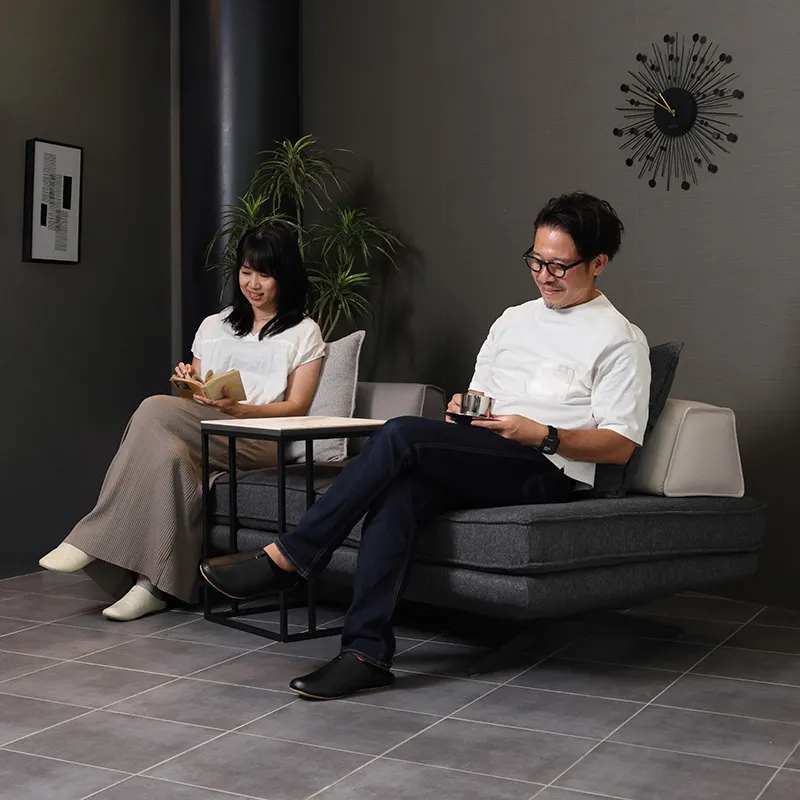 背クッションを自由に動かせるアイランドソファー「DAYS(デイズ)」の座り心地