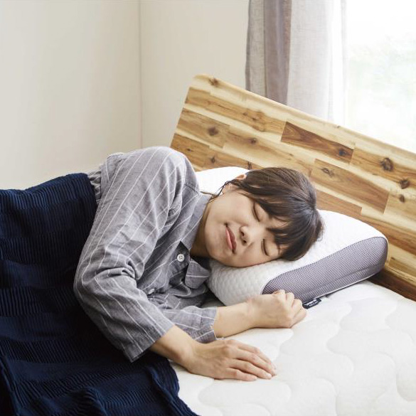 首をしっかり支えて自分好みに調整できる枕「NECK PILLOW(ネックピロー)」の寝心地