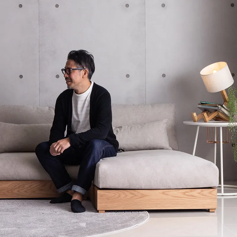 シンプルデザインな肘掛けなしカウチソファー「Lire(リール)」の座り心地