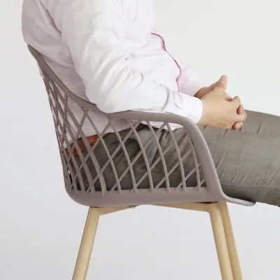 室内でも屋外でも使用できるポリプロピレンチェアの座り心地