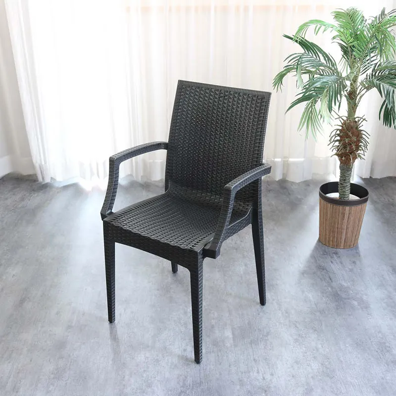 室内でも屋外でも使用できるポリプロピレンチェアの座り心地