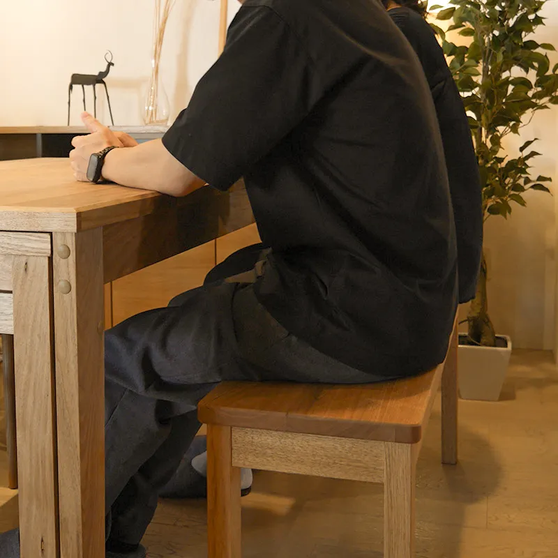 暮らしに寄り添う木のベンチ「Aki(アキ)」の座り心地