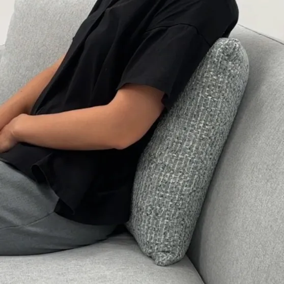 曲線美が光るモダンソファー「Luna（ルナ）」の背面クッションの様子