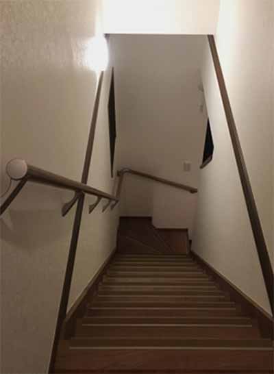 室内階段の梁や出っ張りにひっかかる