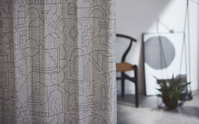 さまざまなモチーフで夢の家を表現したデザインのカーテン。（幅100cm×丈200cm）