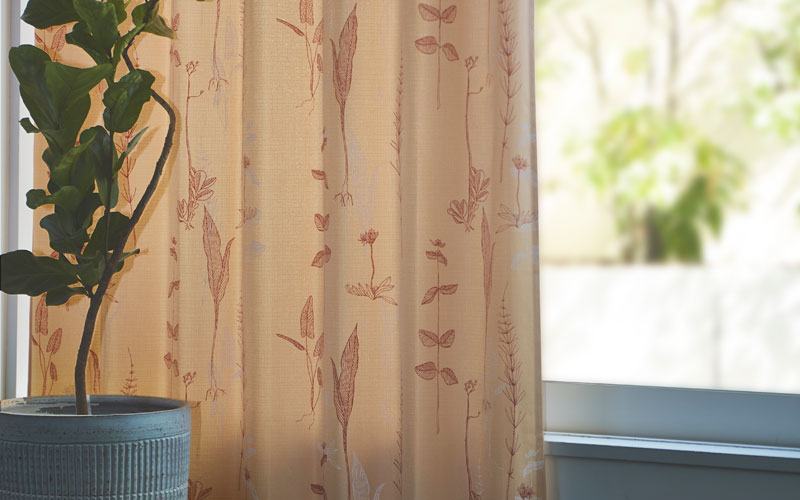 ボタニカルな雰囲気漂う繊細に描かれた植物のカーテン。（幅100cm×丈135cm）