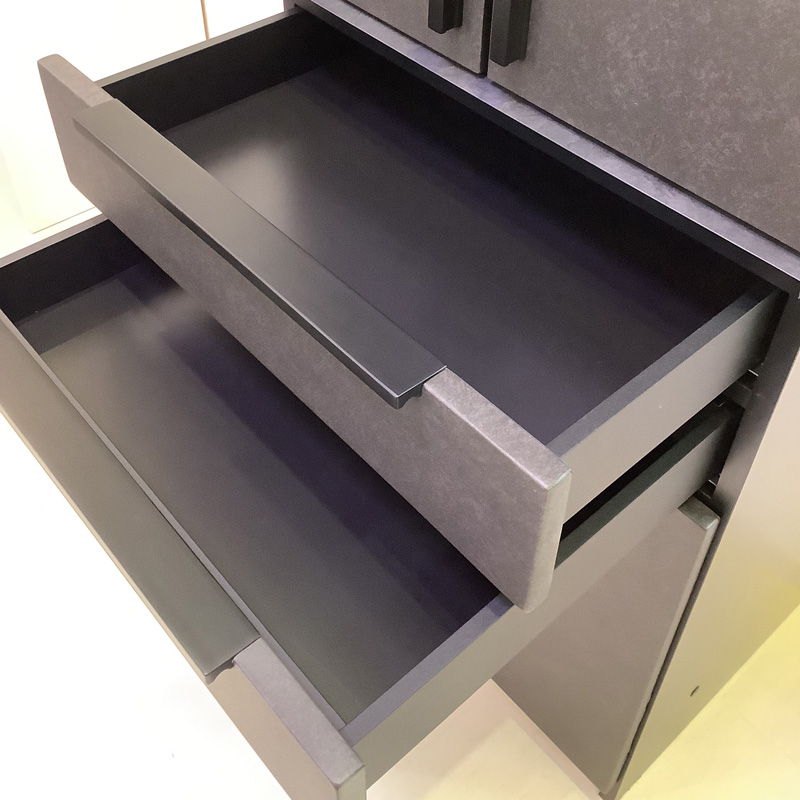 2つの浅い引出しはカトラリーや小物など用途に合わせて収納できます。