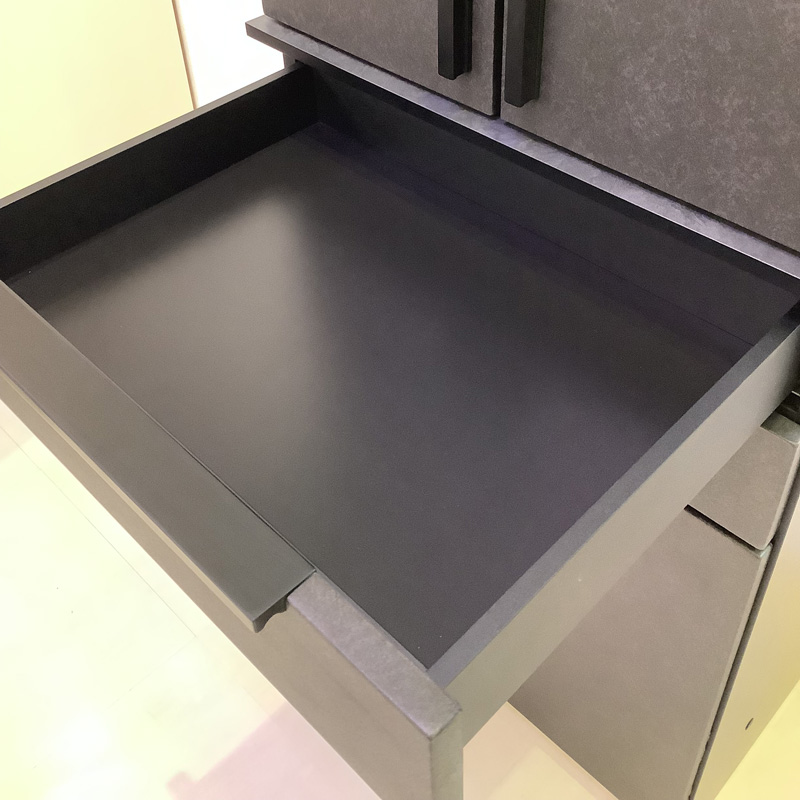 引出しはソフトクロージングレールを使用。ゆっくりと静かになめらかに閉まります。