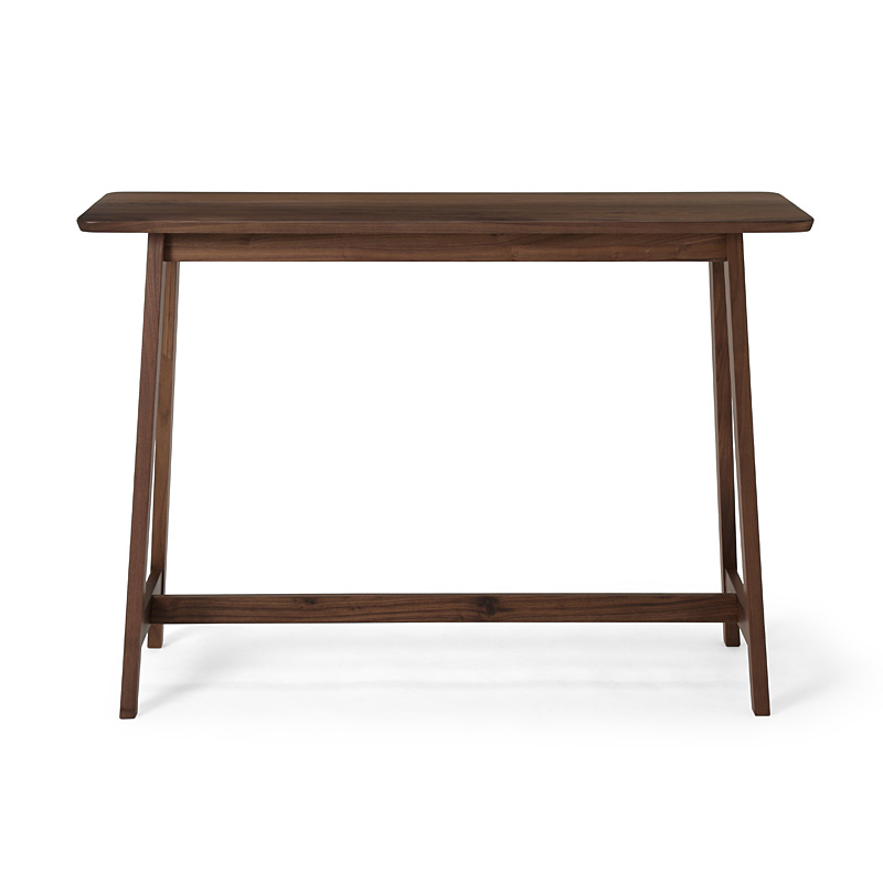 どんな空間にも馴染みやすいシンプルデザインのハイテーブルを正面から。