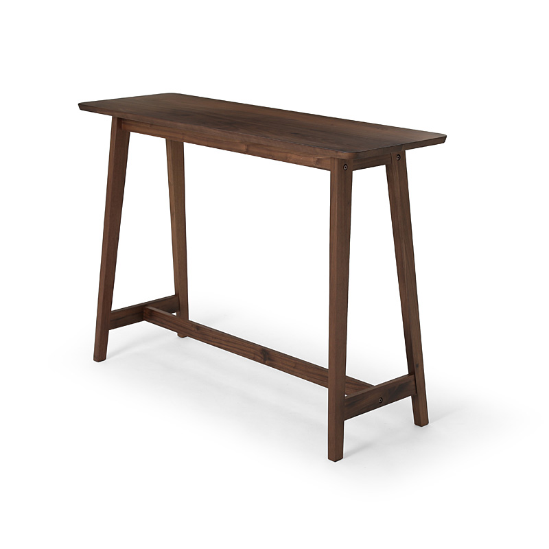 どんな空間にも馴染みやすいシンプルデザインのハイテーブルを斜めから。
