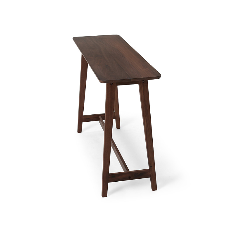 どんな空間にも馴染みやすいシンプルデザインのハイテーブルを斜め横から。