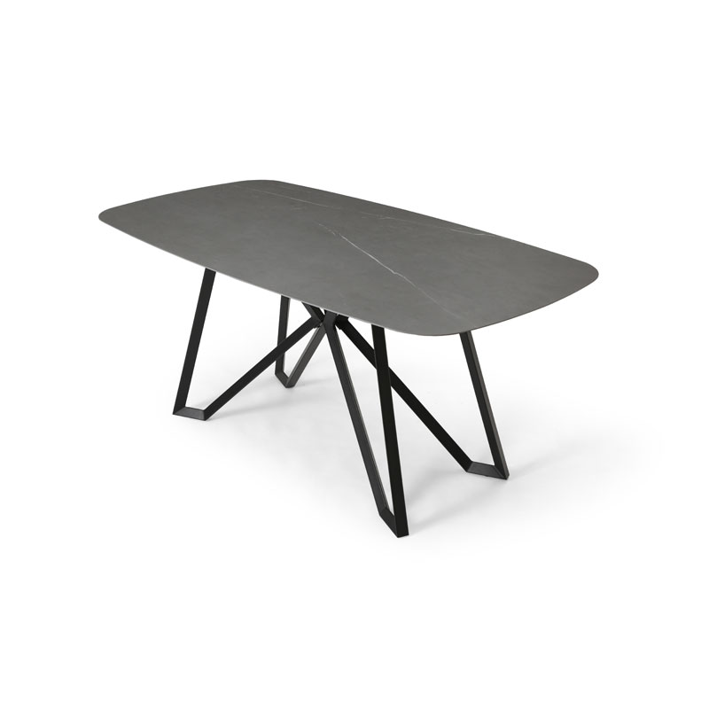 デザインと機能を兼ね備えたセラミック天板のダイニングテーブルを斜め上から。