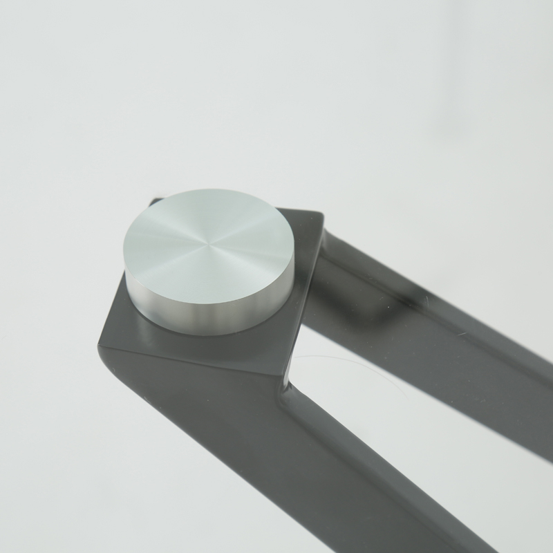 シルバーのアクセントが上質な印象をもたらします。