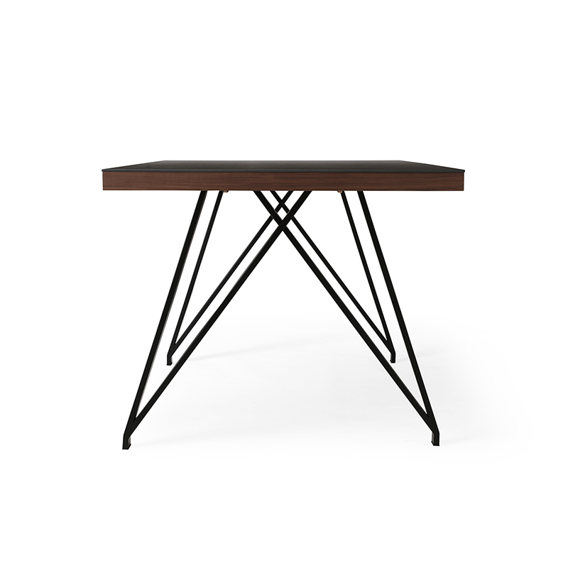 セラミック＆ウォールナットのコントラスト が美しい4人掛けダイニングテーブル「compass(コンパス)ceramic」を横から。