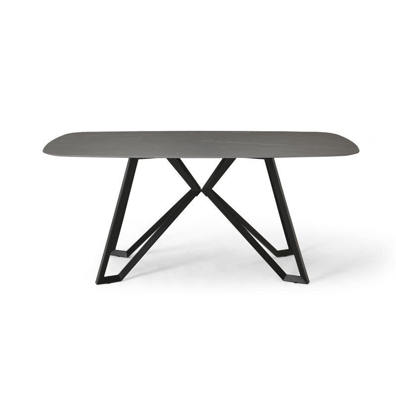 デザインと機能を兼ね備えたセラミック天板のダイニングテーブルを正面から。