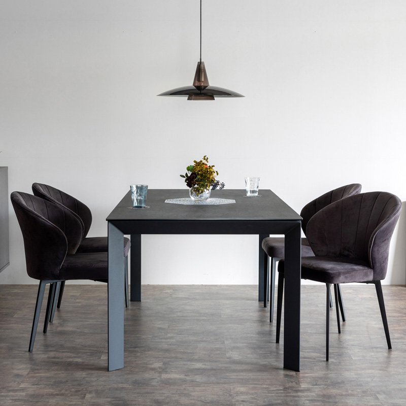 スタイリッシュなダイニングテーブルに高級感のあるベロア生地のチェアで、上品華やかな空間を演出。