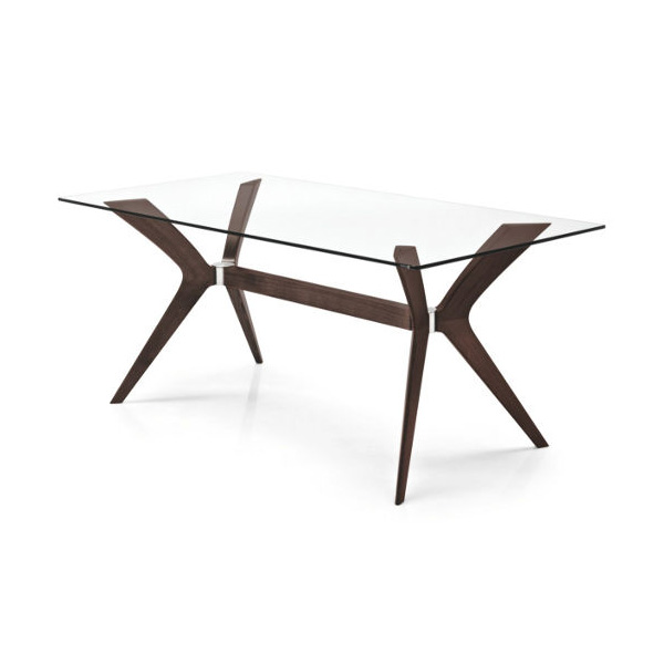 イタリアンモダンブランド「Calligaris(カリガリス)」のダイニングテーブルを斜めから。