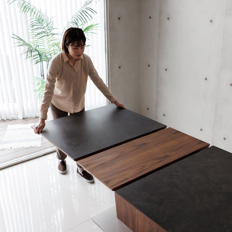 サッと出てスッとしまえる伸長式天板。女性の力でも出し入れ出来ます。伸長天板は幅40㎝、150cmから190㎝に伸長します。